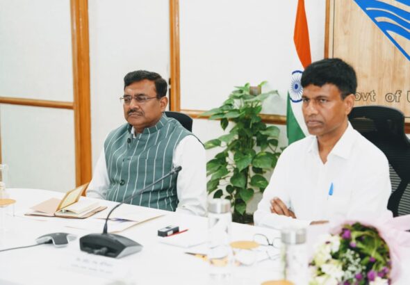 मुख्य सचिव आनन्द बर्द्धन ने उत्तराखण्ड दौरे पर आए नीति आयोग के सदस्य डॉ. एम. श्रीनिवास एवं उनकी टीम का पुष्प गुच्छ देकर किया स्वागत।