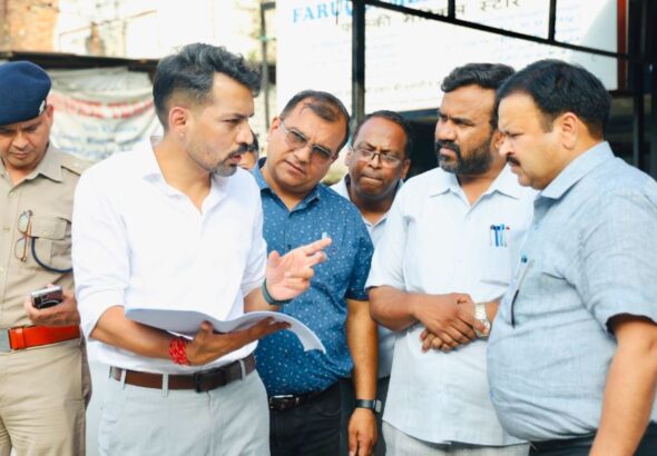आढ़त बाजार–तहसील चौक सड़क चौड़ीकरण परियोजना का डीएम ने किया निरीक्षण, मुआवजा प्रक्रिया में तेजी के निर्देश