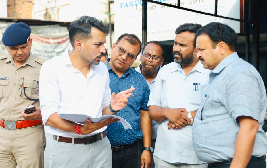 आढ़त बाजार–तहसील चौक सड़क चौड़ीकरण परियोजना का डीएम ने किया निरीक्षण, मुआवजा प्रक्रिया में तेजी के निर्देश