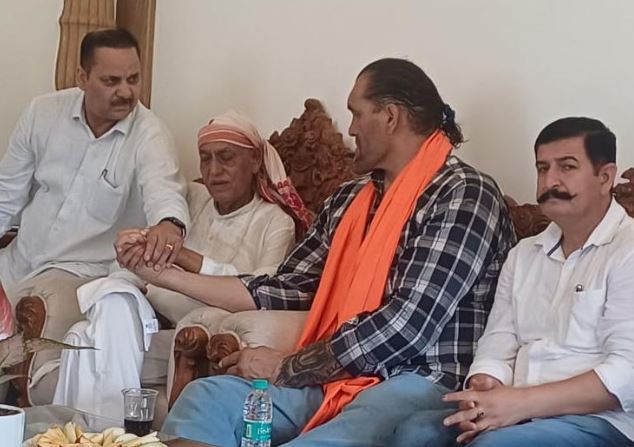 जसपाल राणा शूटिंग रेंज पहुँचे द ग्रेट खली, राणा परिवार को दी श्रद्धांजलि